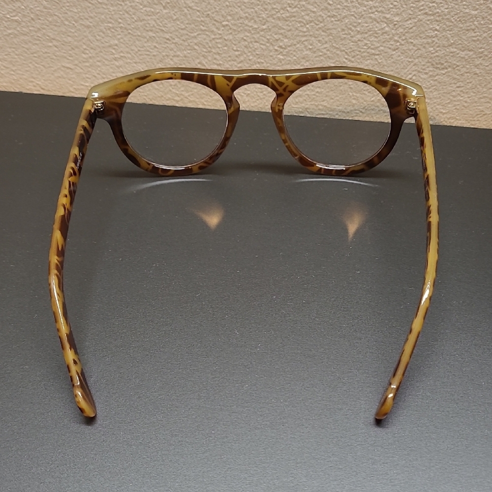 Tortoise Shell Pattern Glasses - Picture 4 of 8
